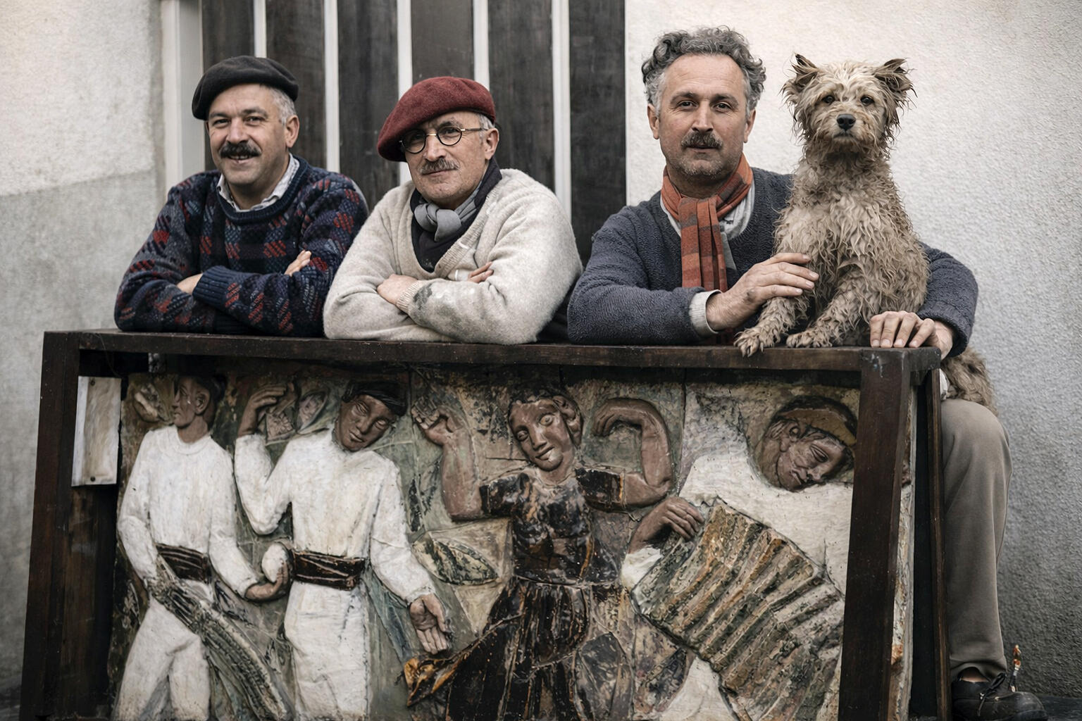 Cazaux-Vincent, Édouard, Armand et Babou / Bas-relief/scène de la vie basque 1936