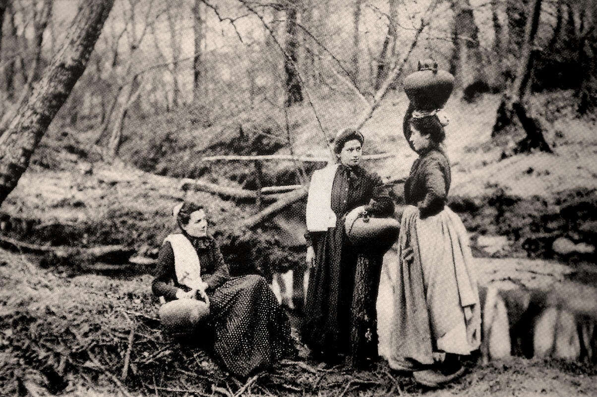 Jeunes filles landaises à la source