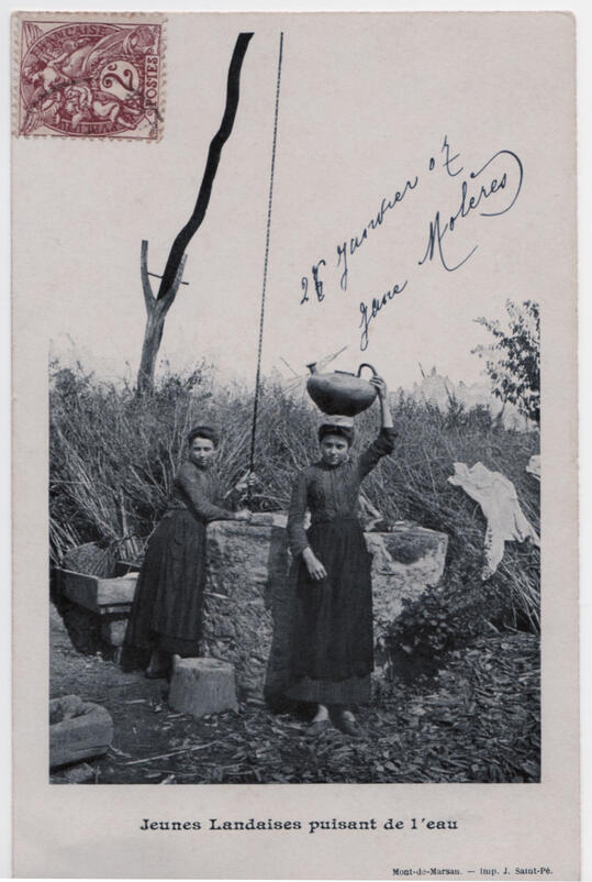 Jeunes Landaises puisant de l'eau