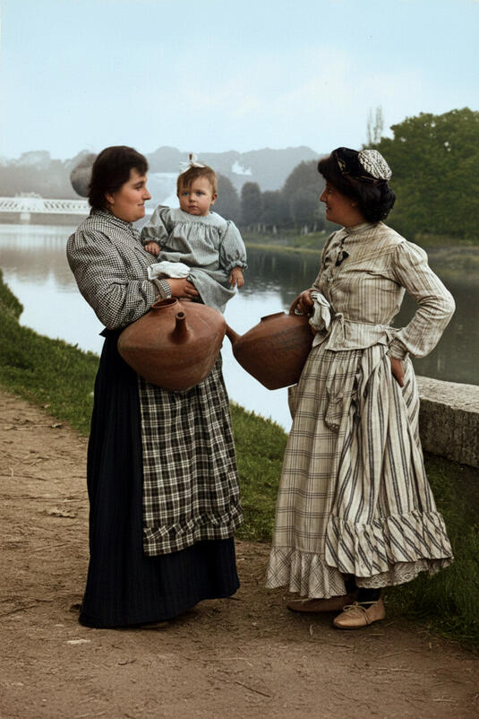 Porteuses d'eau avec bébé